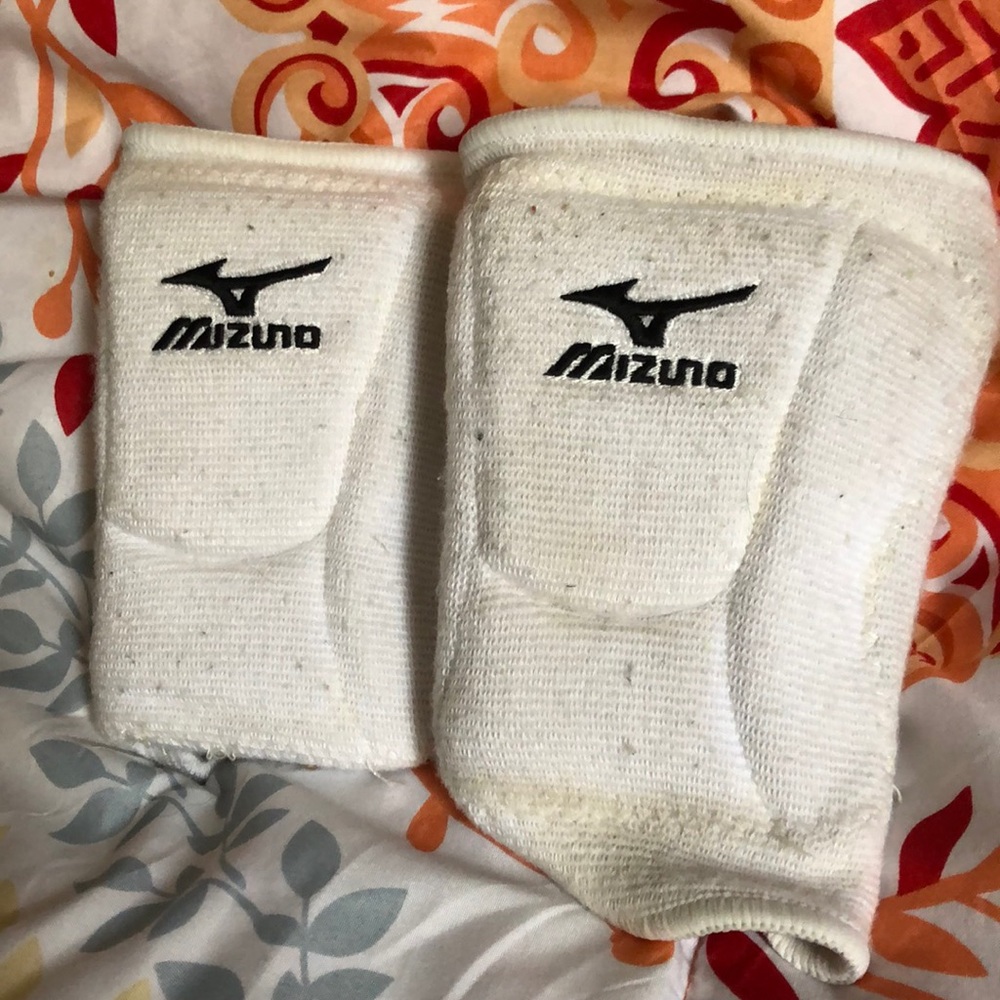 Mizuno Volleyball white kneepads